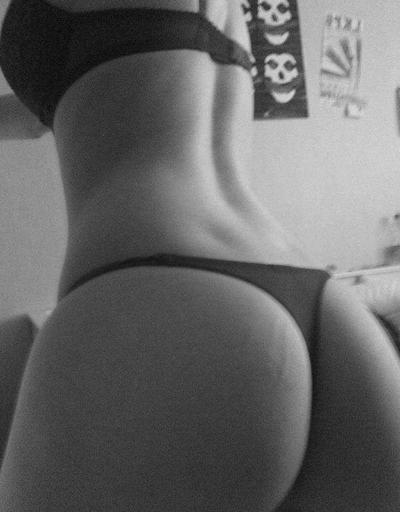 10P Hot compilation of a naked emo chick's sexy selfpics