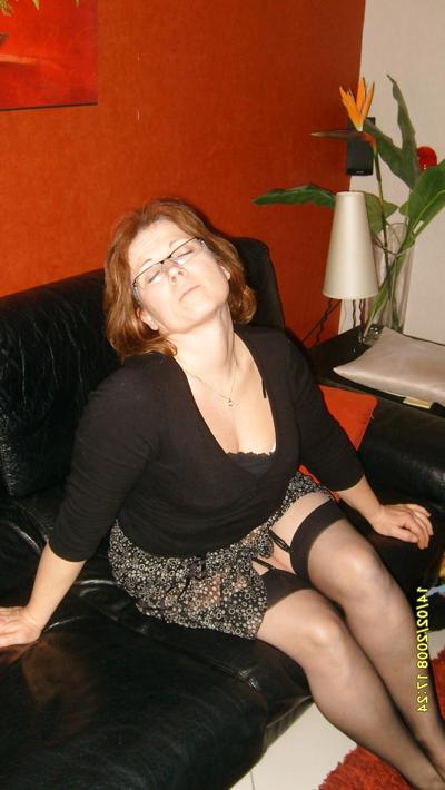 7P Clotilde has put his(her,its) nylon stockings