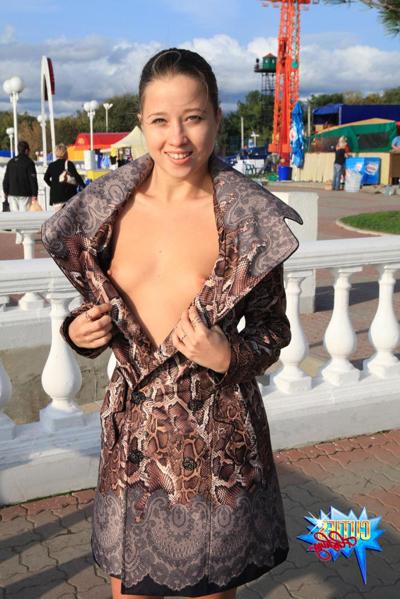 16P Cute chick shows her tits and nice ass by the lake
