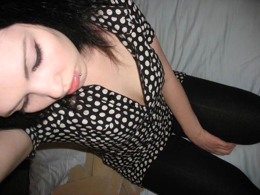 18P Petite amie emo posant pour des photos