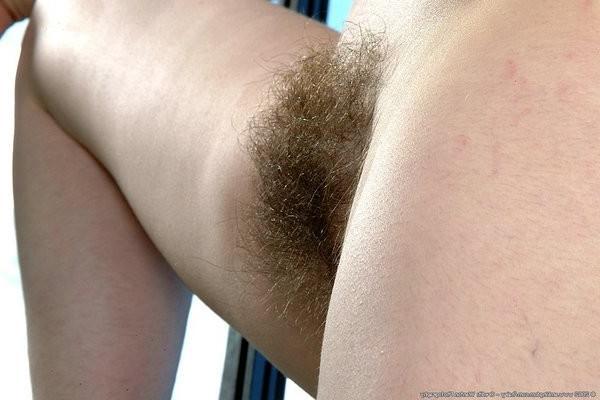 15P chica de pelo oscuro en la forma en que muestra sus cosas