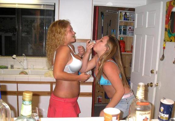 15P Drunk amateur girlfriends partying and flashing