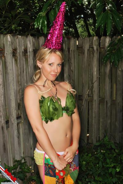 16P Silly blonde girl in cosplay