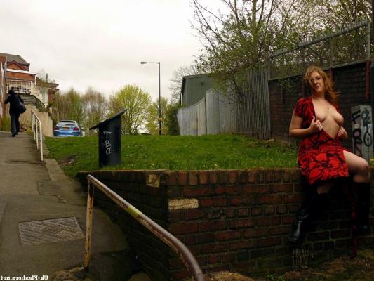 16P Amateur flasher Janna exposing tits