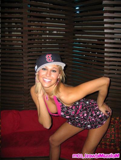 16P Melissa Midwest in a crazy dress in Boston