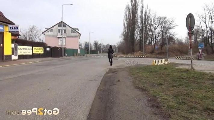 15P Sexy brunette babe pisses behind a bus stop