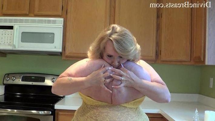 15P Amateur regordeta rebotando y chupando sus gigantescas tetas