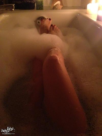16P Cute amateur teen selfshots