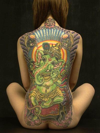15P Tatuagem e piercing extremos