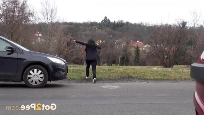 15P Morena gordinha mija no meio da cidade