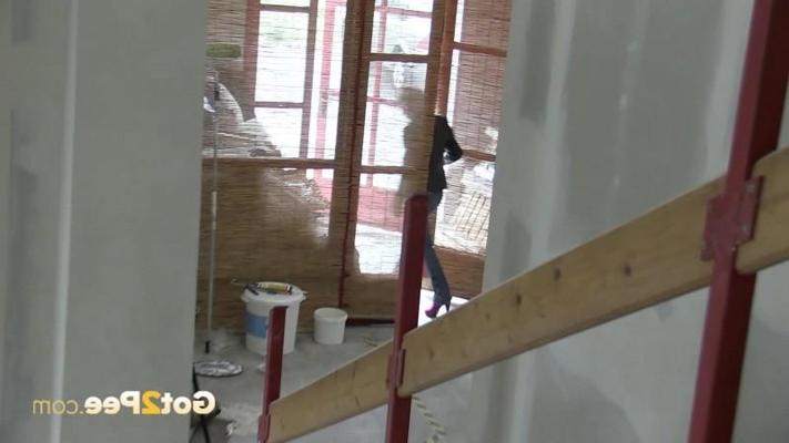 15P Loira linda de salto alto mija por dentro