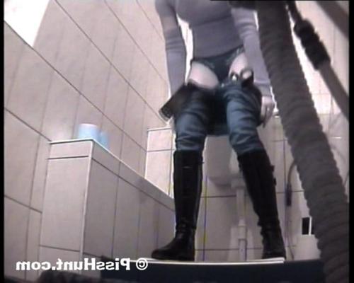 14P Blonde get unlucky to pee in spycammed toilet