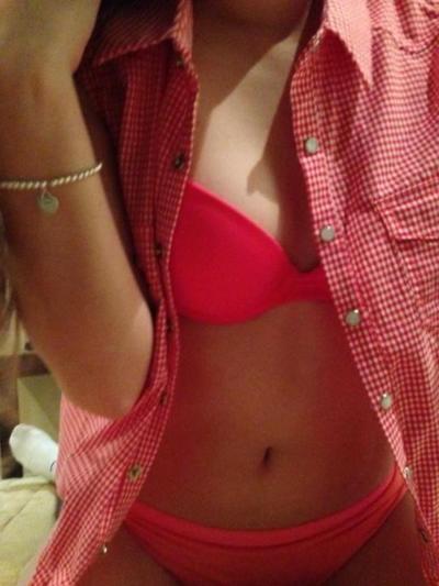 14P Linda adolescente fica nua em fotos que vazaram