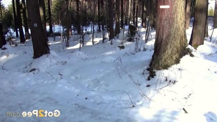 15P 黒髪の可愛い人が外の雪の中で小便する