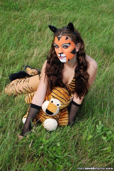 16P Beautiful teen girl cosplay