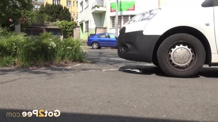 15P Pretty teen pees in public on busy road