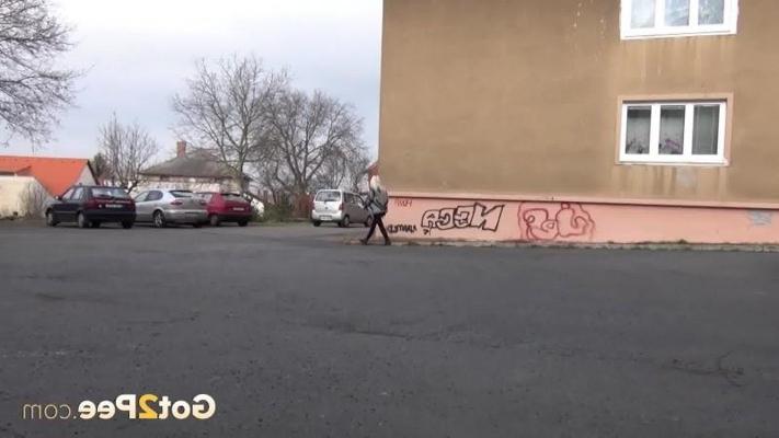 15P City pissing with gorgeous blonde babe in leggings