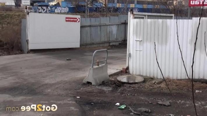 15P Сексуальная брюнетка писает в промышленной зоне