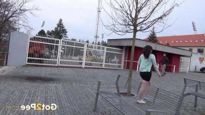 15P Une fille aux cheveux noirs est regardée dehors pendant qu'elle fait pipi