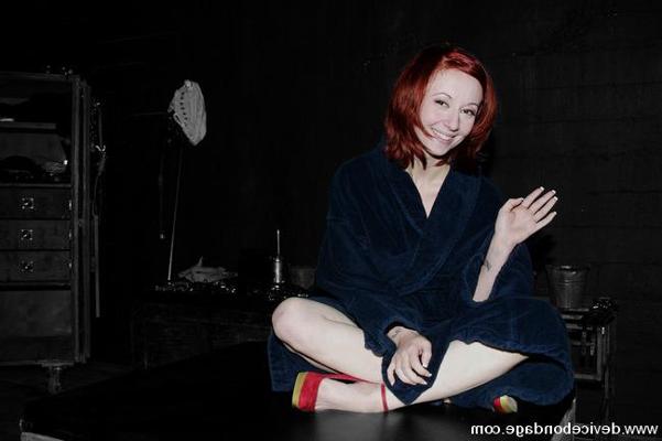 15P Рыжую девушку зафиксировали в бондаже, заткнули рот и растянули соски