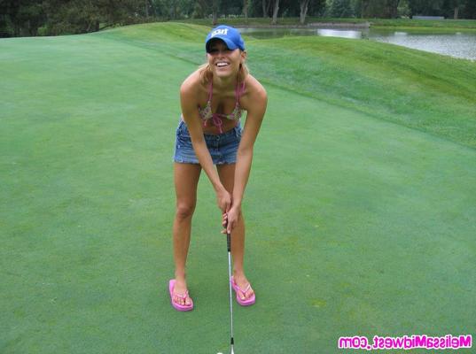 16P Melissa se met nue en essayant de jouer au golf !