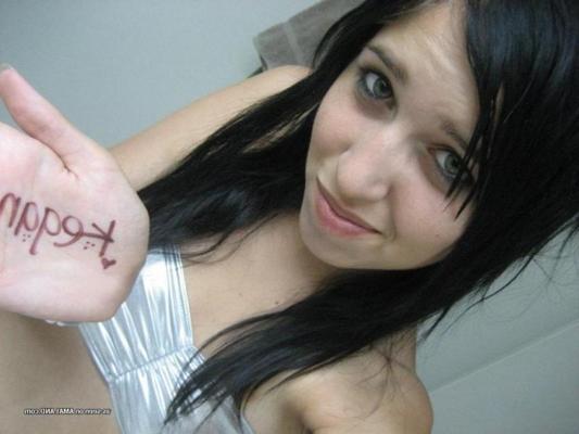 12P Sexy versaute wilde Amateur-Emo-Tussi zeigt ihre Muschi