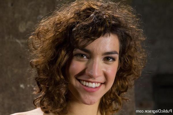 15P Bianca Stone wird von geilen Waffenkammer-Stammgästen in den saftigen Arsch versohlt