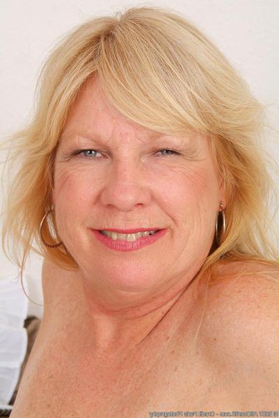 16P Hot grandma proves she still young at heart for the camera