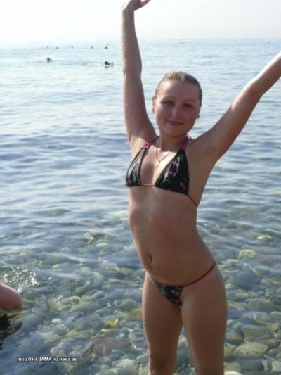 12P Pictures of a petite hottie posing sexy in her bikini