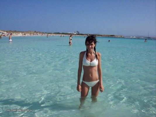 12P Gallery of an amateur petite chick posing in her bikini