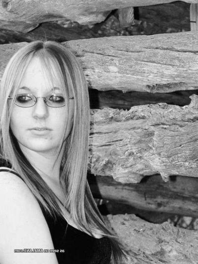 12P Schöne sexy versaute Amateur-Emo-Schätzchen beim Selbstshooting
