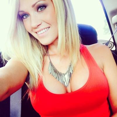 16P Busty blonde cleavage selfies
