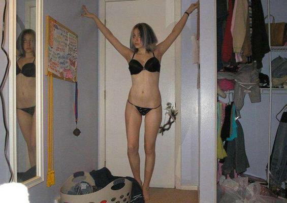 10P Fotos de una nena amateur tetona en escena