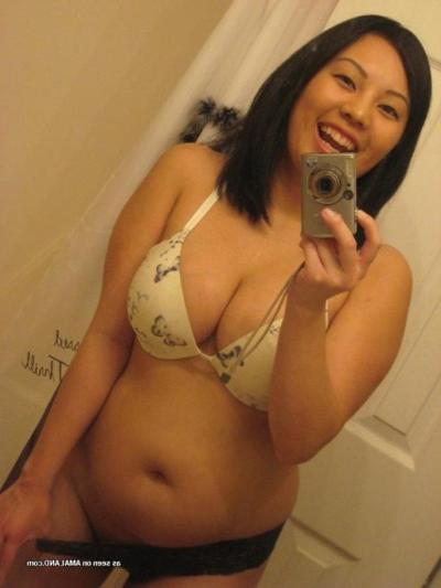9P Chubby Asian hottie camwhoring and showing her nice ass