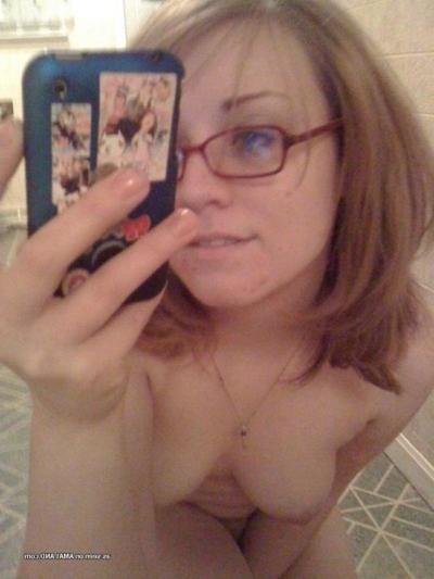 11P Naked nerdy chick camwhoring in her bathroom