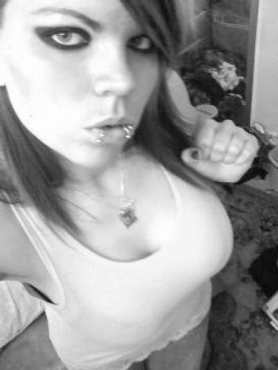 10P Seductive self-pics of emo babes