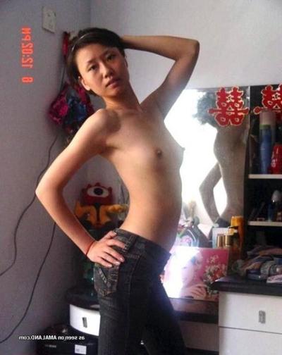 10P Petite amie chinoise posant seins nus pour son amant excité à la maison