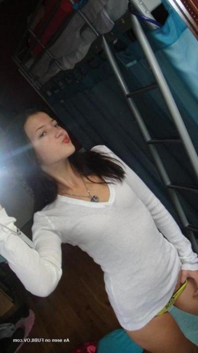 9P Sexy amateur teen selfshooting in her bedroom