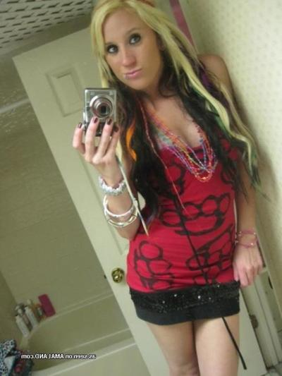 10P Compilation of an amateur punk chick posing for the cam