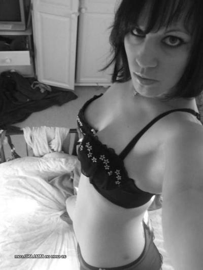 10P Collection of two amateur emo girlfriends posing sexy on cam