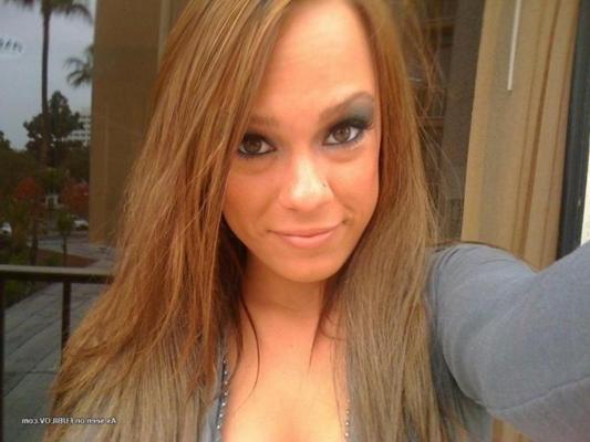 9P Gallery of a sexy amateur babe camwhoring for her BF