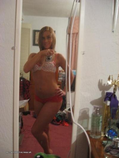 9P Galerie einer sexy Amateurin, die in ihren Dessous posiert
