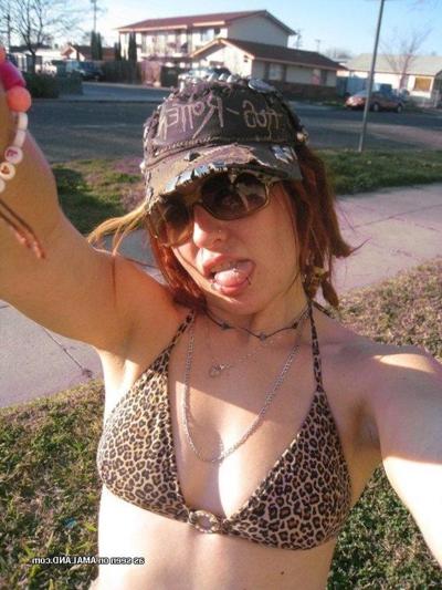 9P Gallery of an amateur punk girlfriend posing sexy on cam