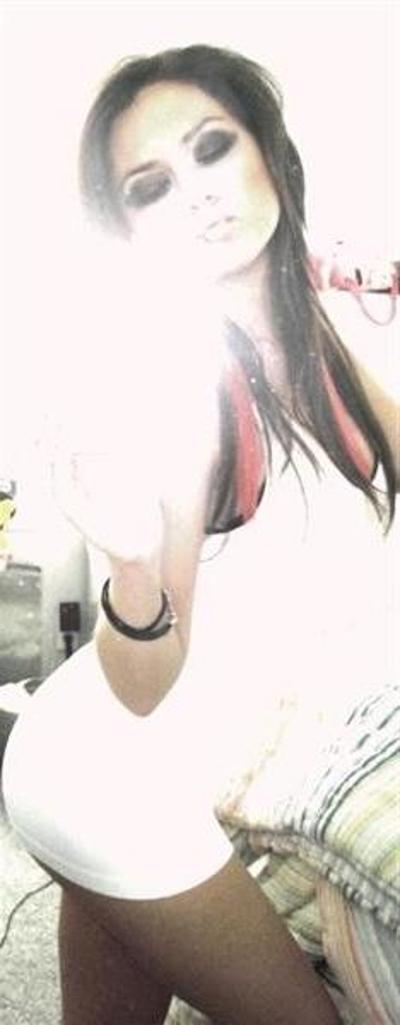 10P Photos d'emo sensuelle GF