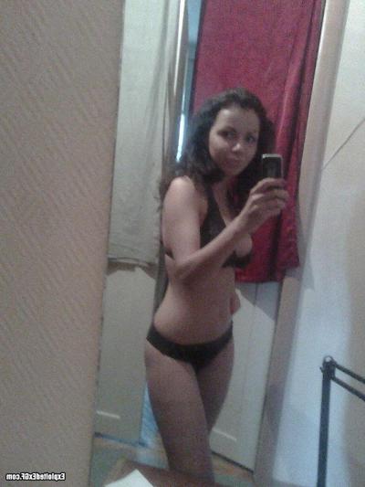 15P Sexy amateur chick shooting her self in bathroom