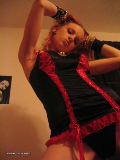 10P Picture set of an amateur hot punk rocker chick