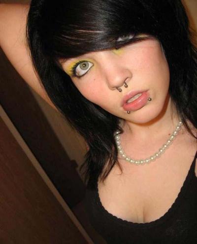 10P Bildauswahl einer Emo-Freundin, die Gesichtspiercings mag