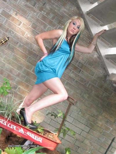 10P Picture gallery of a punk babe's playful photo shoot