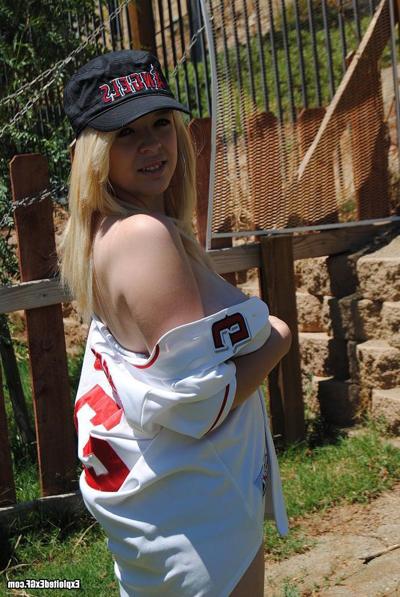15P Sexy amateur chick showing some sexy pictures