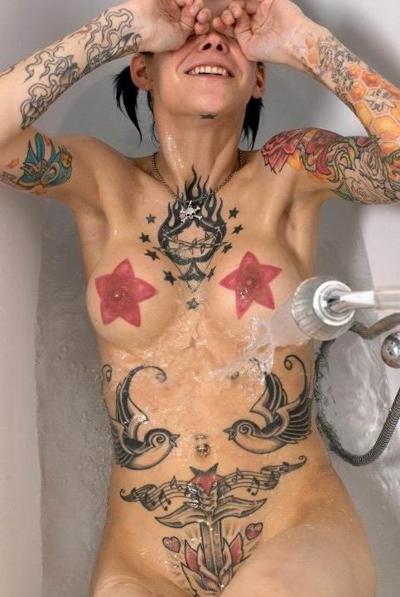 11P meninas amadoras com piercings e tatuagens